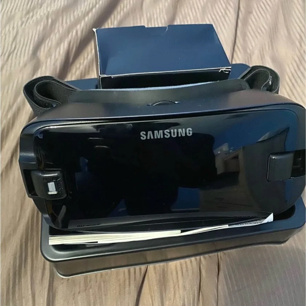 Samsung Gear VR Headset with Controller - Dark Gray